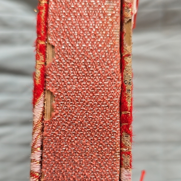 Vibrant Red and Gold Peacock Feather Pattern - Picture 4 of 8
